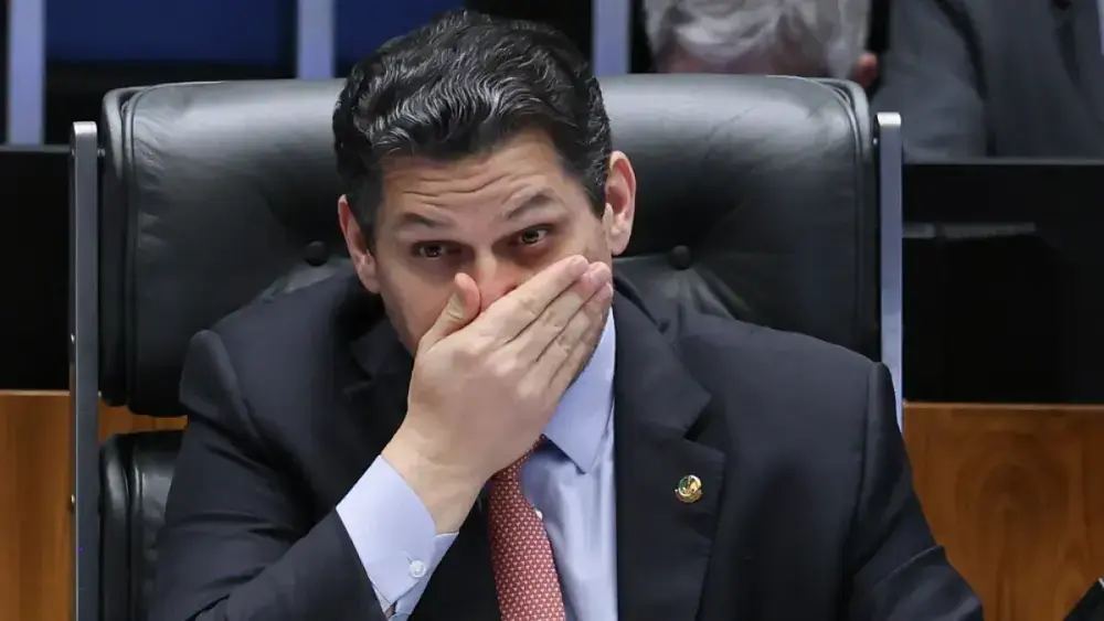 Alcolumbre pauta PEC que afrouxa aposentadoria de agentes de saúde