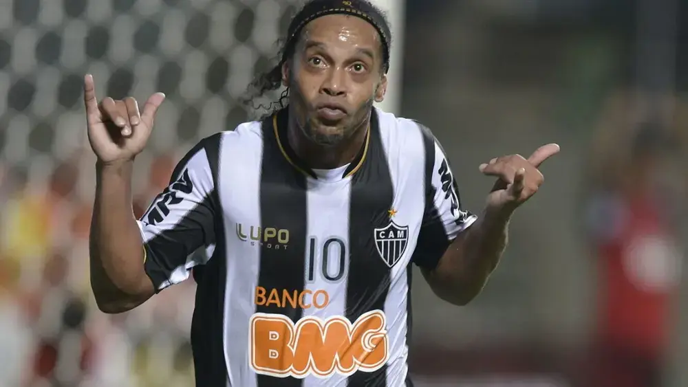 Aos 46 anos, Ronaldinho volta a jogar na Itália