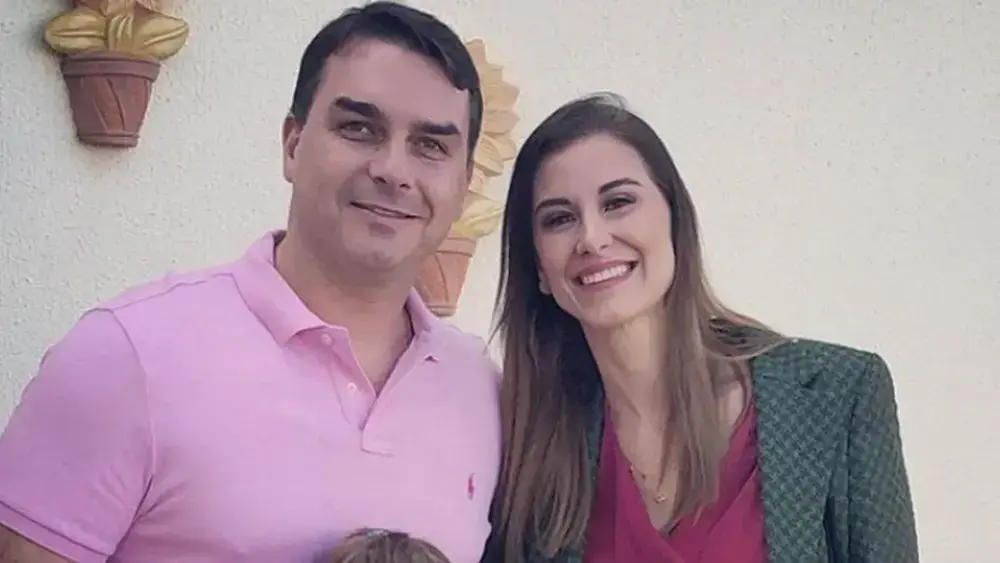 Após vídeo de Michelle, esposa de Flávio Bolsonaro defende senador