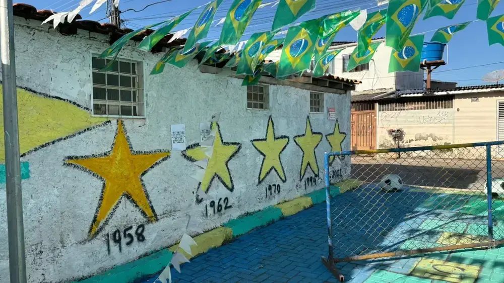 Beco do Cruzeiro vira point da torcida com decoração coletiva