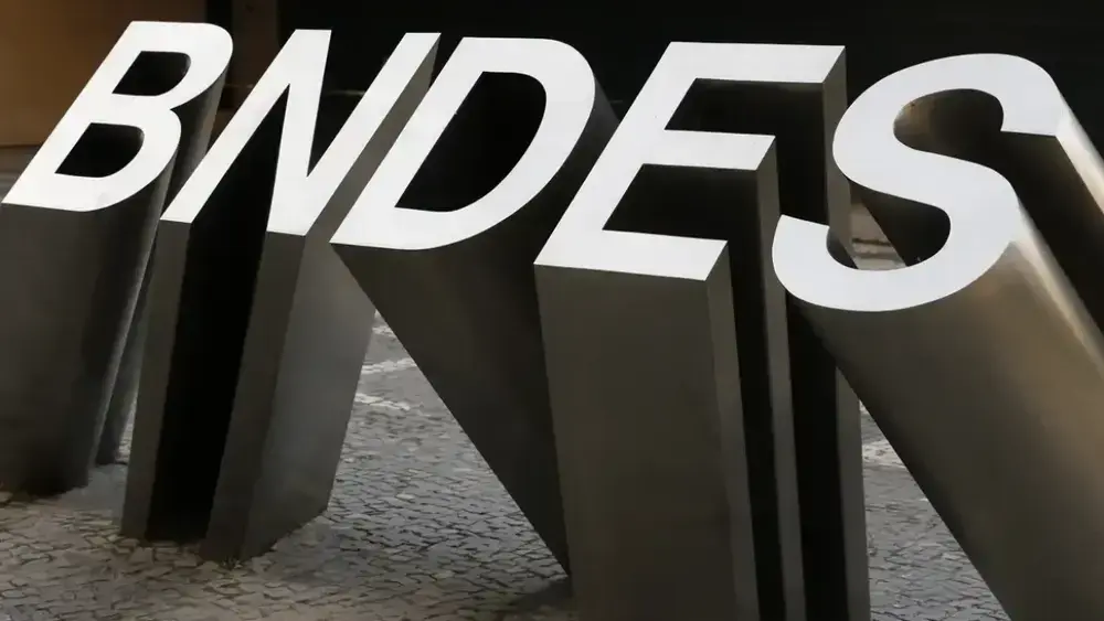 BNDES aprova R$ 20 bi para renovação de frotas de ônibus e caminhões