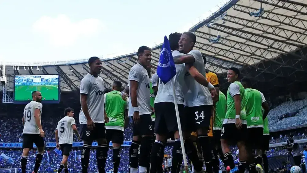 Botafogo vence Cruzeiro no Mineirão e assume sétimo lugar