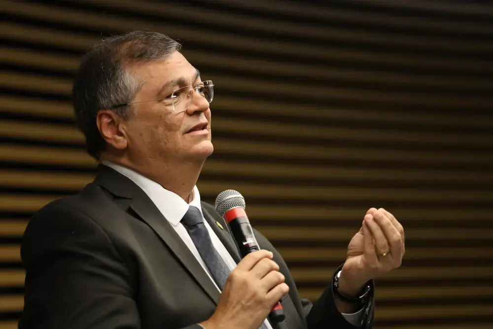 Dino critica autocontenção e defende STF: "Não somos inimigos