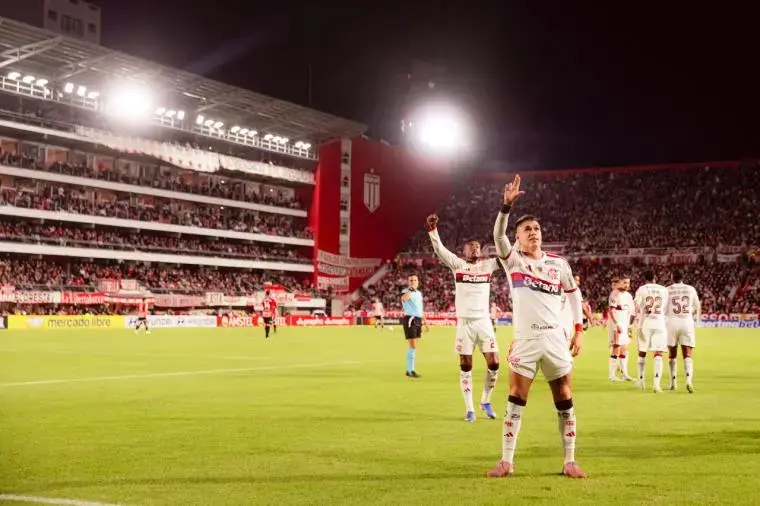 Flamengo empata, mas Arrascaeta fratura clavícula