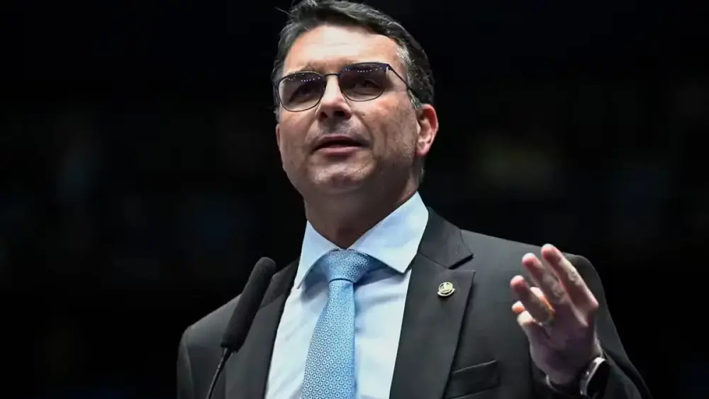 Flávio Bolsonaro fala em 'guerra psicológica' contra sua campanha