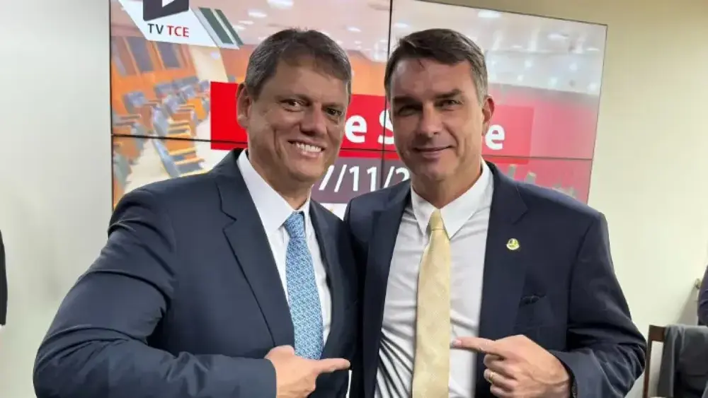 Flávio Bolsonaro transfere QG para SP e mira agendas com Tarcísio