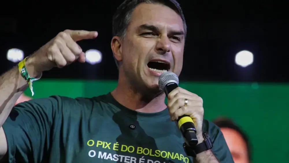 Flávio diz cumprir papel de Lula nos EUA e adia volta por tarifaço