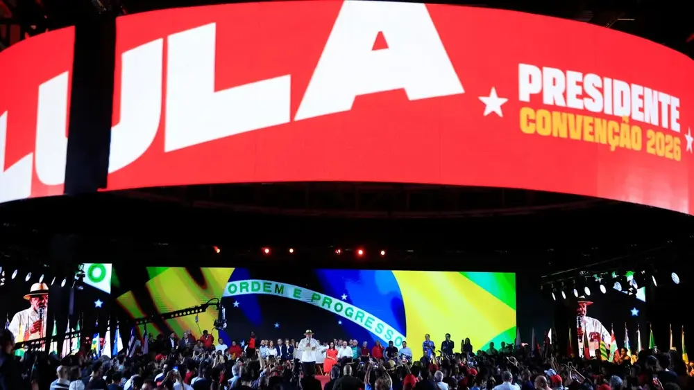 Militância criativa: oncinha, couro e chapéu Panamá marcam convenção de Lula
