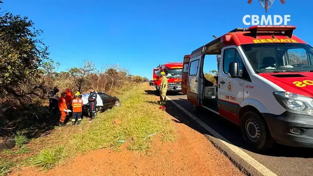 Mulher morre em acidente na DF-190 após batida contra árvore