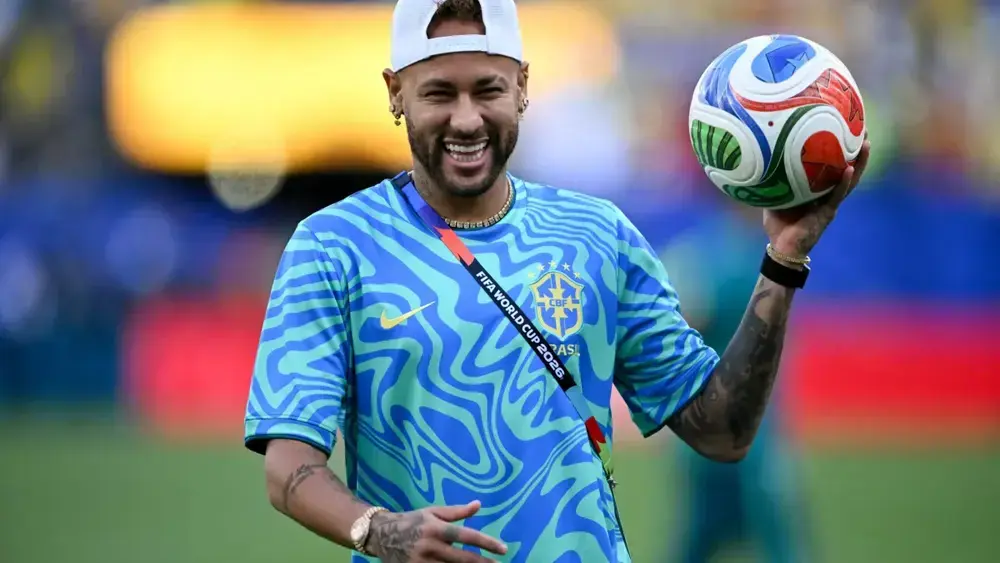Neymar é festejado após primeiro treino com Seleção na Copa