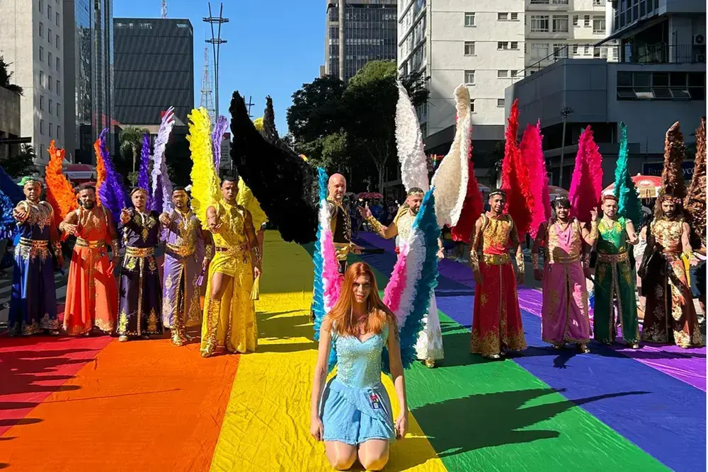 Parada LGBT+ denuncia ausência da direita e contrasta com Marcha
