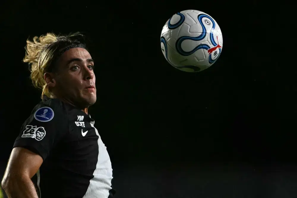 Vasco 0x3 Bragantino: torcida protesta e atinge Renato com copos