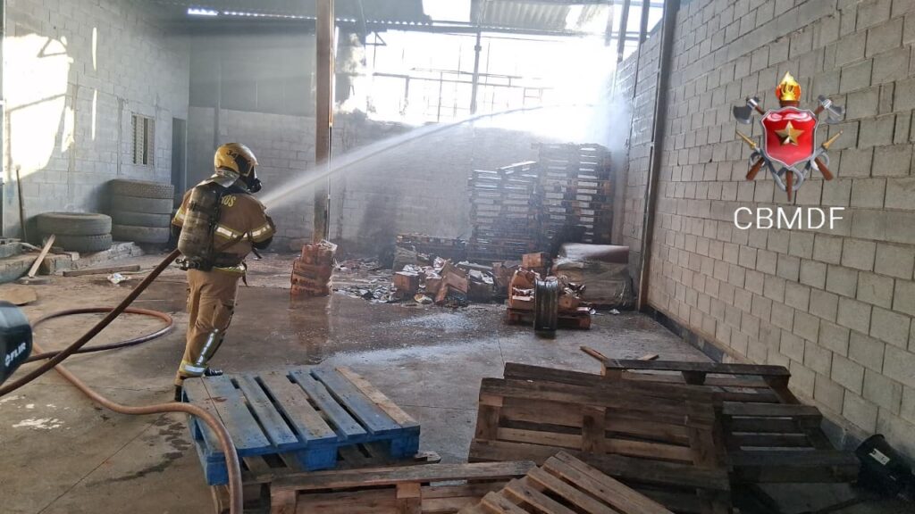 Bombeiros controlam incêndio em galpão em Ceilândia; sem feridos