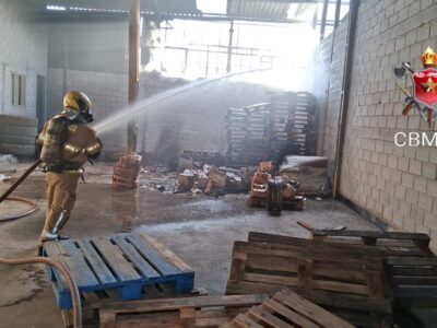 Bombeiros controlam incêndio em galpão em Ceilândia; sem feridos