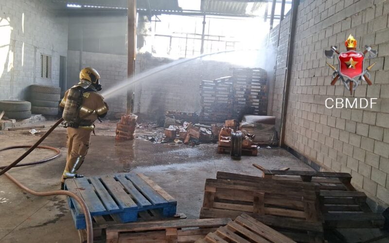 Bombeiros controlam incêndio em galpão em Ceilândia; sem feridos