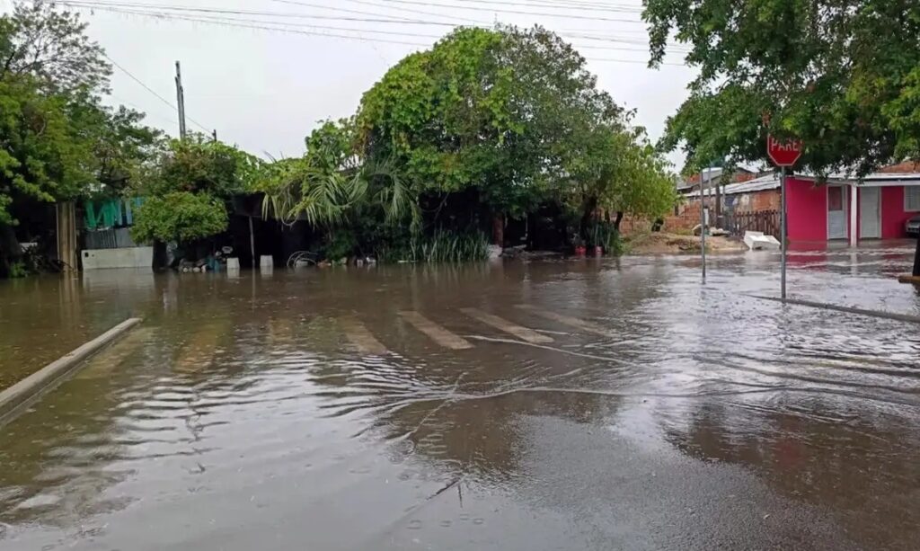 Cidade decreta emergência após chuvas com 500 desalojados no RS