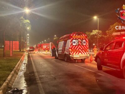 Fiat Punto pega fogo no Eixão Sul; trânsito desviado
