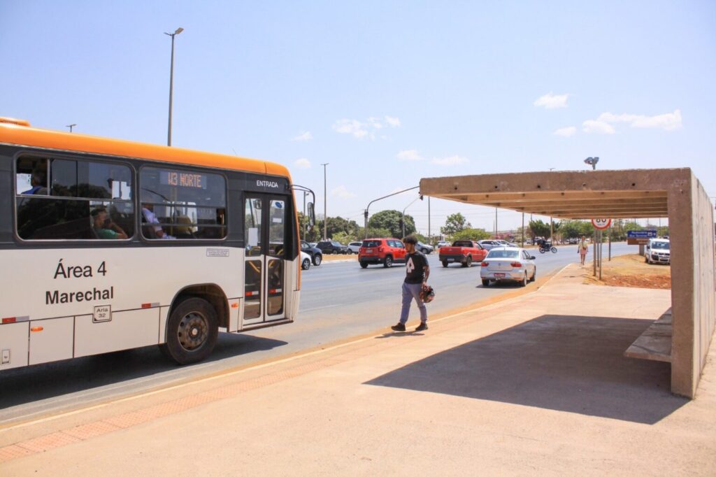 Roubos em ônibus do DF caem 52% em 2025
