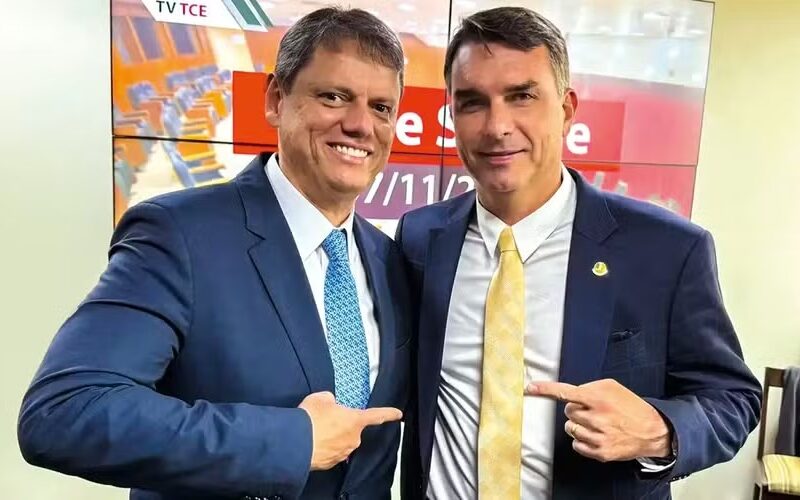 Tarcísio cobra explicações de Flávio sobre caso Master