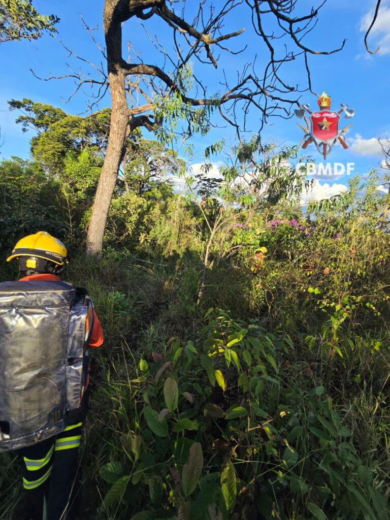 Bombeiros resgatam homem com dores após acidente em Brazlândia