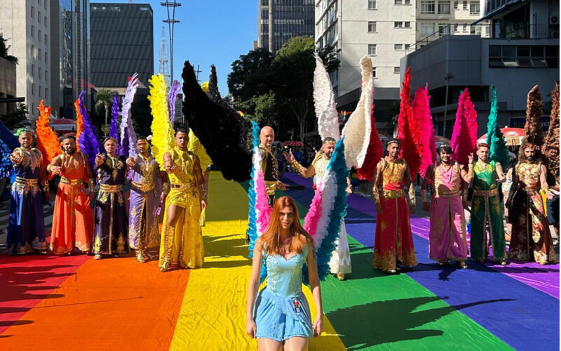 Parada LGBT+ denuncia ausência da direita e contrasta com Marcha