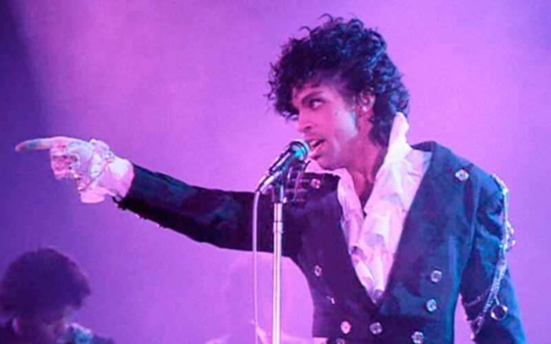 Prince: álbum póstumo com inéditas será lançado em agosto